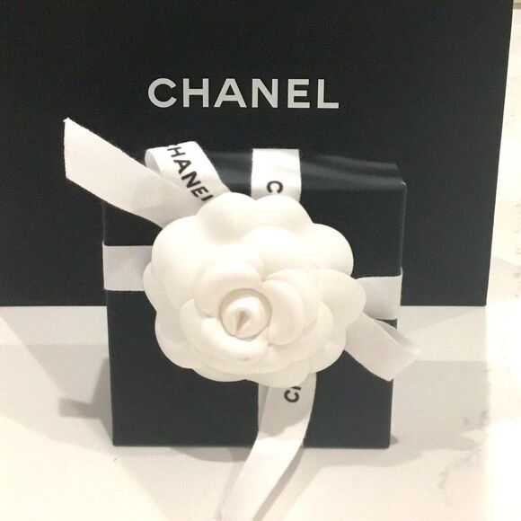 CHANEL Gold Heart Earrings with Pearl and diamond Accents - Picture 6 of 8